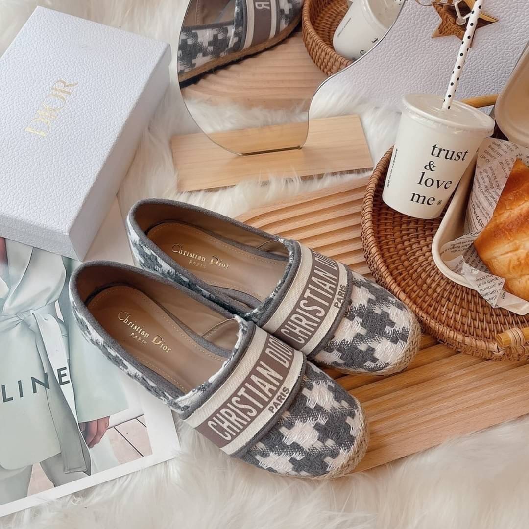 งานเข้าใหม่ พร้อมส่ง แบบใหม่ เพิ่งเข้า สลิปออนงานปอ Dior ลายใหม่ ชิโนริ ลายผ้าน่ารักมาก งานดี ปั้มแบรนด์