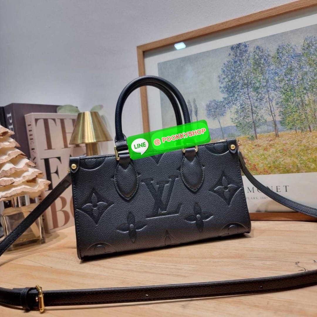 🔆 Model LV on the go east west 🔆 Details ใหม่ล่าสุด ดีไซน์กะทัดรัด กับกระเป๋าทรงโท้ทที่ใครเห็นต้องเป็นคลั่งรัก ยอดฮิต คลาสสิค ผู้ดี หรูหราได้ทุกลุค ทุกสไตล์ มาพร้อมหูจับในตัว คล้องแขน คล้องไหล่ก็ดูแพง หรือจะเกี่ยวสายครอสสะพายข้างก็อัพลุคได