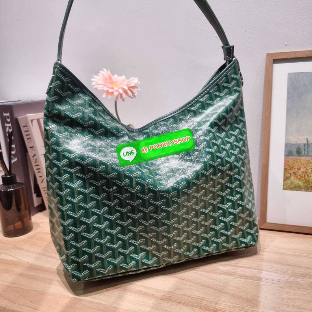 GOYARD BOHEME HOBO BAG ใหม่สุดคุ้ม กับกระเป๋าสะพายทรงโฮโบ ใบใหญ่จุใจ!! มาครบสีขายดี เลิศทุกสี รูปทรงคลาสสิค ดีไซน์เป็นเอกลักษณ์ วัสดุหนังแคนวาสพิมพ์ลายสวยคม ปากกระเป๋ามีซิปเปิด-ปิดกันของหล่นได้ ภายในโล่งกว้างมาก มาพร้อมสายคล้องในตัว ทนทาน สะพายสวยๆได้ทุกว