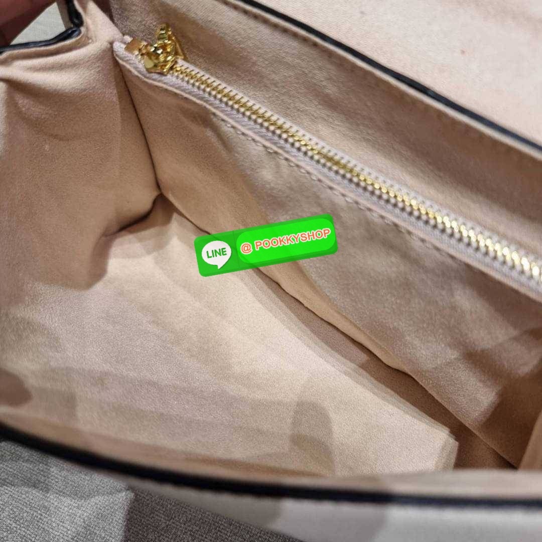 LV MADELEINE BAG ใหม่ล่าสุด อีกหนึ่งรุ่นคลาสสิคหายาก จากเคาน์เตอร์ dutyfree ที่สาวๆรอคอย กระเป๋าถือ/สะพายข้าง ดีไซน์เรียบง่าย แต่เต็มไปด้วยดีเทลความหรู วัสดุหนังวัวปั๊มลายเอกลักษณ์ เปิด‐ปิดด้วยอะไหล่กดล็อคสีทองหรู และมีพวงหนังห้อยพิเศษแถมมาให้ด้วย ภายในแบ