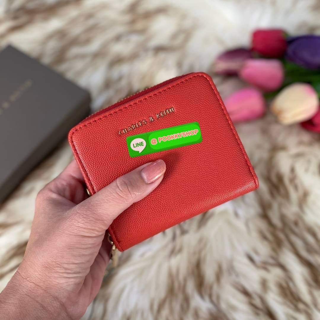CHARLES & KEITH COMPACT WALLET กระเป๋าตังใบสั้นฟังก์ชันครบ!! ด้านหน้ามีโลโก้แบรนด์ มีช่องซิปใส่เหรียญ เปิดปิดแบบกระดุม ด้านในมีช่องใส่การ์ด 16 ช่อง มีช่องใส่ธนบัตรตามยาว ไม่ต้องพับแบงค์ค่า คุ้มมากๆเลยใบนี้