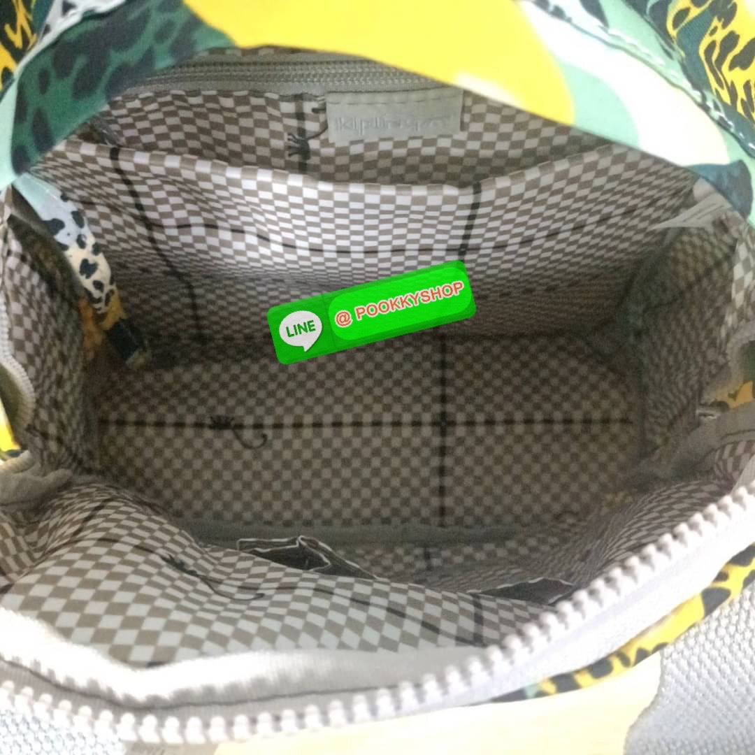 KIPLING 3 WAYS MINI BACKPACK ซับในลายตาราง กระเป๋าสะพาย 3 Ways รุ่นใหม่ วัสดุ Nylon & Polyester 100% หูหิ้วหนังปั๊มชื่อแบรนด์ สายสะพายยาวเลื่อนปรับได้ free size และ สามารถถอดได้ สามารถถือหรือสะพายได้ จะสะพายไหล่ สะพายเฉียง Crossbody หรือจะคล้องสายเป็นเป้ส