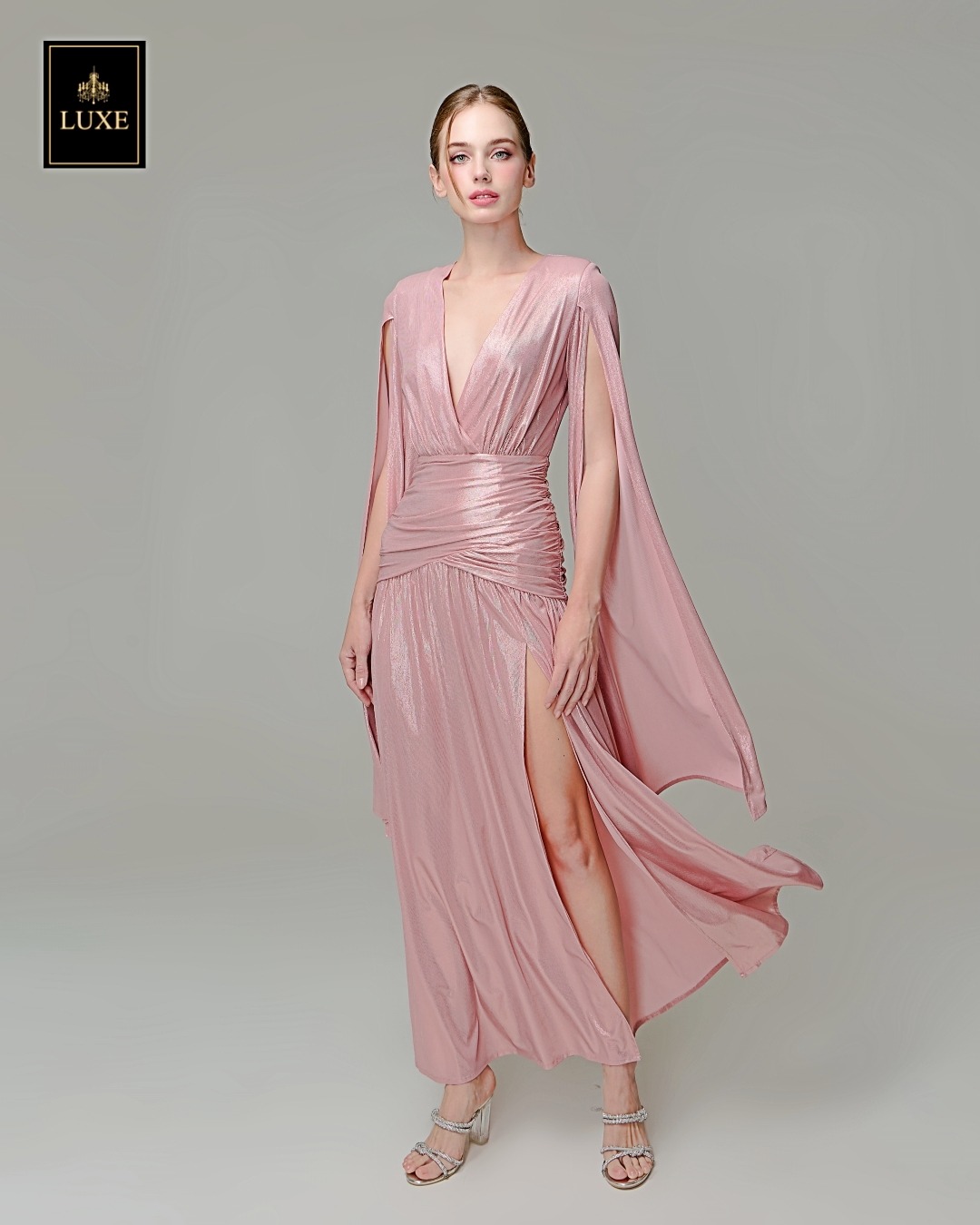 เดรสแฟชั่น แม็กซี่เดรสเสื้อคอวีป้าย แขนยาวเป็นผ้าคลุมในตัว กระโปรงเข้ารูปตรงสะโพก ผ่าหน้าขา ชายกระโปรงบาน