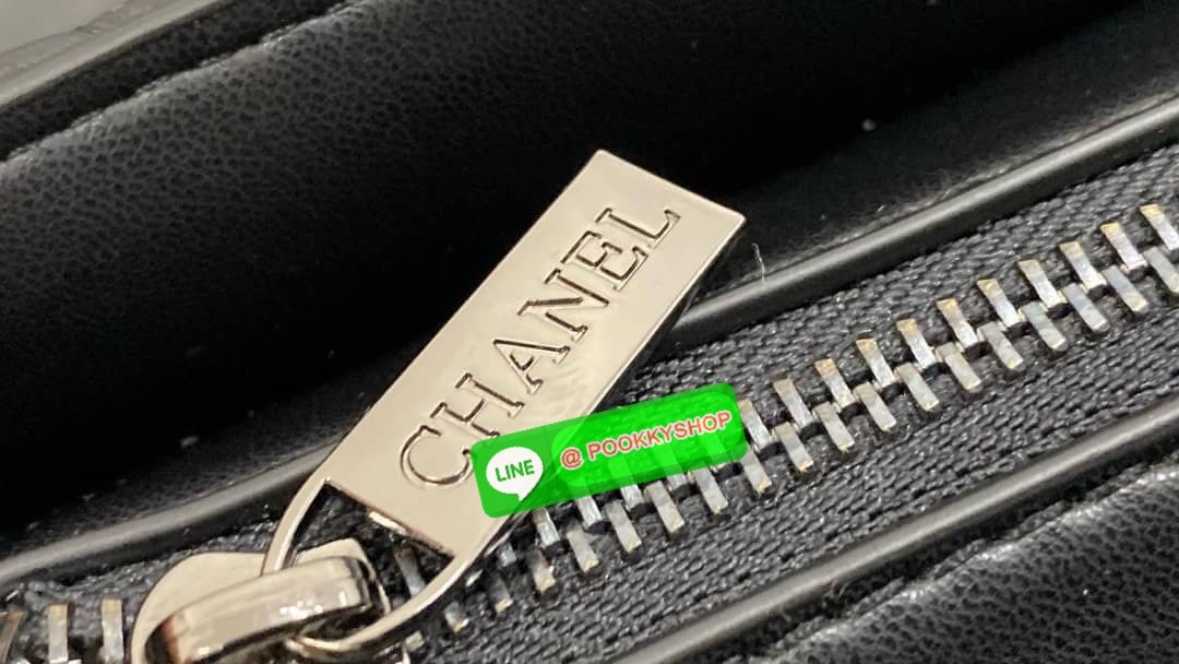VIP CHANEL กระเป๋าถือหรือสะพายไหล่ ทรงยอดนิยมวัสดุหนังแกะแท้ ลายตาราง น้ำหนักเบาโดดเด่นลายแบรนด์ด้านหน้ากระเป๋าเอกลักษณ์ของคอลเลคชั่นนี้ หูจับหนัง แข็งแรงพับลงได้ด้านหน้ามีโลโก้เเบรนด์ มีช่องแบ่งถึง 3 ช่องเป็นสัดส่วน มีช่องใส่มือถือ ใส่ ipad ได้ ภาพถ่ายจา