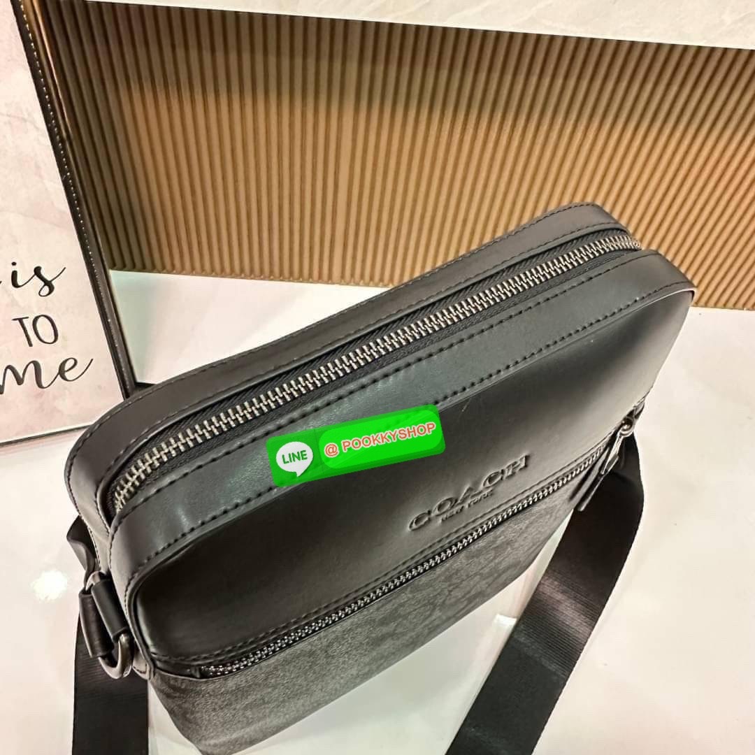 COACH Houston Flight Bag In Signature ((73336)) พร้อมส่งอีกครั้งค่ะ รุ่นที่คุณผู้ชายต้องมีติดตัว! กระเป๋าสะพายครอสบอดี้ร์ หนังแท้ หนังนิ่มดีค่ะ ด้านหน้าเป็นช่องซิปยาวให้หนึ่งช่อง เปิดปิดกระเป๋าแบบซิปภายในโล่ ใส่ของได้เยอะพอประมานเลยนะคะ พร้อมช่องแยกย่อย ใ