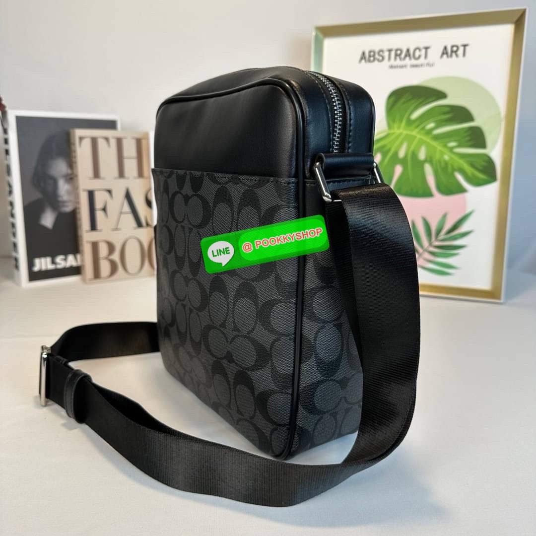 กระเป๋า Coach CHARCOAL/BLACK (COACH F54788) กระเป๋าสะพายซิกเนเจอร์เคลือบ PVC พร้อมขอบหนังปิดด้วยซิป ซับในผ้าด้านนอก: กระเป๋าแบบเปิดด้านหน้าหนึ่งช่องและกระเป๋าแบบเปิดด้านหลังหนึ่งช่อง ด้านในมีซิปและกระเป๋าเอนกประสงค์ สายปรับได้สำหรับสะพายไหล่หรือสะพายข้าง