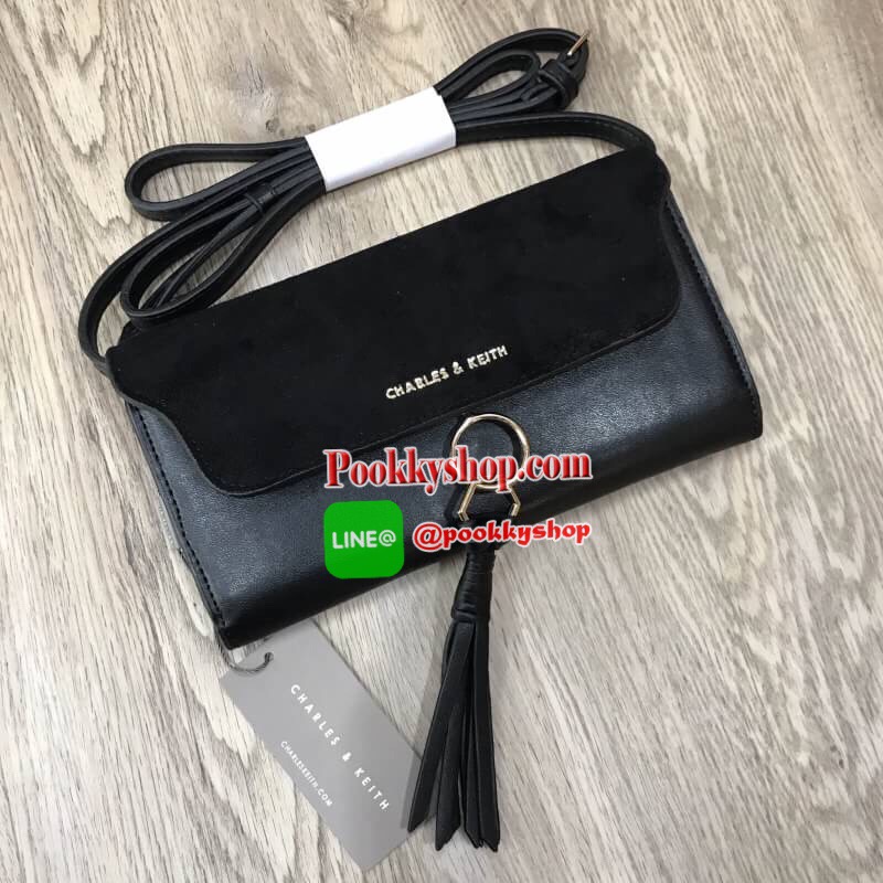 Don't Miss! CHARLES&KEITH WALLET กระเป๋าคลัชรุ่นใหม่ล่าสุดแบบชนช็อปเปิดปิดด้วยฝาปิดกำมะหยี่กระดุมแม่เหล็กประดับพู่หนังดูมีดีเทล ด้านหน้ามีโลโก้แบรนด์ ภายในมีทั้งช่องซิปและช่องใส่บัตรหลายช่องสามารถใส่ธนบัตร มือถือ เหรียญและบัตรได้เยอะ ด้านหลังมีอีก1ช่