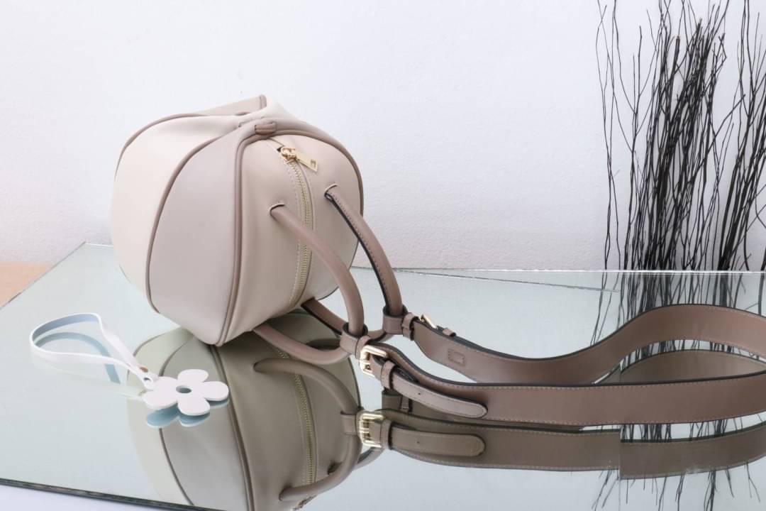 กระเป๋าลูกมะเฟืองยอดฮิต ดาราเซเลปใช้กันเยอะมาก งานตั้งใจผลิตกว่าจะได้มา แก้งานข้ามปี หลายรอบเพื่อความเป๊ะ งานสวยหนังสวย แถมฟรี!! ที่ห้อยลายดอกไม้ โอ้ย!!สวยเป๊ะขนาดนี้จะพลาดได้งัย