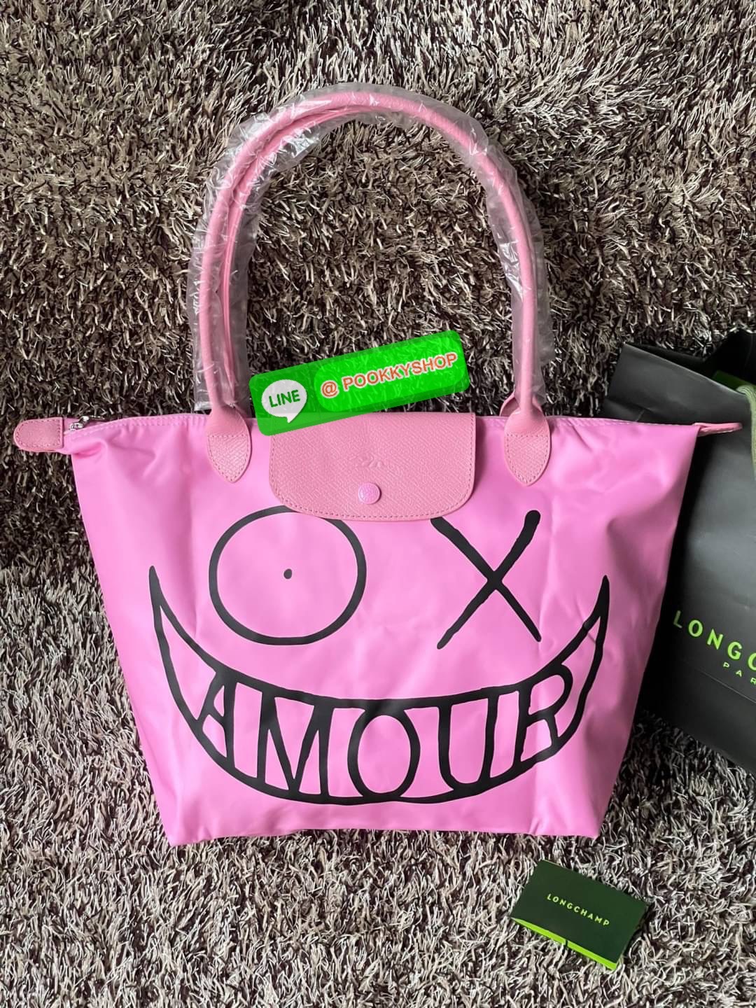 ð Longchamp x AndrÃĐ Le Pliage Large Shoulder Bag āļāļāļĨāđāļĨāļāļāļąāđāļāļŠāļļāļāļāļīāđāļĻāļĐāļāļēāļāļĨāļāļāļāļāļāļāđ âLongchamp & AndrÃĐâ āļāļĩāđāļĄāļĩāļĻāļīāļĨāļāļīāļāļāļĢāļēāļāļīāļāļĩāđāļāļ·āđāļāļāļąāļ āļāļąāļāđāļāļĢ āļāļēāđāļĢāļ§āļē (Mr. AndrÃĐ Saraiva) āđāļāđāļēāļāļāļāļāļēāđāļĢāļāđāļāļāļĢāđāļāļēāļĢāđāļāļđāļāļŠāļļāļāļĢāđāļēāđāļĢāļīāļāļāļĒāđāļēāļ âāļĄāļīāļŠāđāļāļāļĢāđāđāļ (Mr. A)â āļĄāļēāļĢāđāļ§āļĄāļāļāļāđāļāļāļāļĢāļ°āđāļāđāļēāļāļāļĨāđāļĨāļāļ