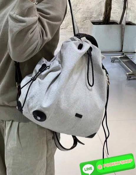 Songmont Series Backpack Female Small Capacity Songmont Drawstring Backpack กระเป๋าเป้สายรูดทรงชิคที่กำลังเป็นกระแสฮิตสุด ๆ เพราะดีไซน์เรียบเก๋ ใช้งานง่าย และแมทช์ได้หลายสไตล์ ดีไซน์ unisex ใช้ได้ทั้งผู้หญิงและผู้ชาย ดีไซน์: ทรงถุงสายรูด (Drawstring) ดูมิ