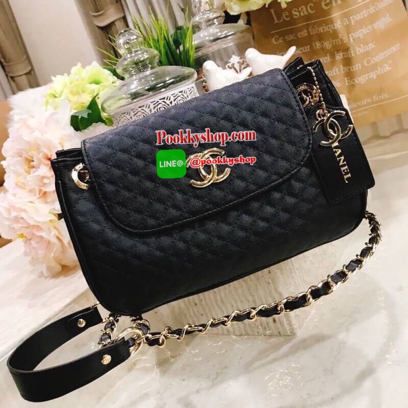 ห้ามพลาด! New! Chanel Shoulder Bag With Chain VIP Gift With Purchase (GWP) รุ่น Limited พรีเมี่ยมกิ้ฟ Chanel Perfume Counter ขนาดกำลังดีน้ำหนักเบา วัสดุหนังลายตารางเปิดปิดด้วยฝาปิดกระดุมแม่เหล็กด้านหน้ามีโลโก้แบรนด์ ประดับTagหนังดูมีดีเทล อะไหล่แบรนด์รอบใ