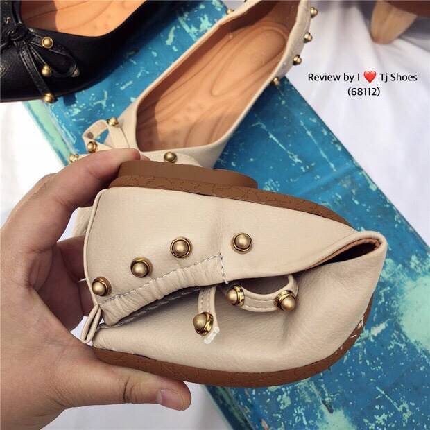 พร้อมส่ง สวยเกร๋มากอะเธ๊อออ !!! รองเท้าคัชชูนำเข้า รุ่นนี้หนังนิ่มมาก พื้นยางอย่างดี จับแมทกับชุดอะไรก็น่ารัก แถมพื้นบุนวมนิ่มใส่เบาเดินสบายไปอีก ใส่ได้ตลอด ของจริงงานดีสวยคุ้มเกินราคา ดีงามฝุดๆ ขนาดนรี้แนะนำเลยคร๊ะซิสส สั่งด่วนนนนเลยจร๊ะ