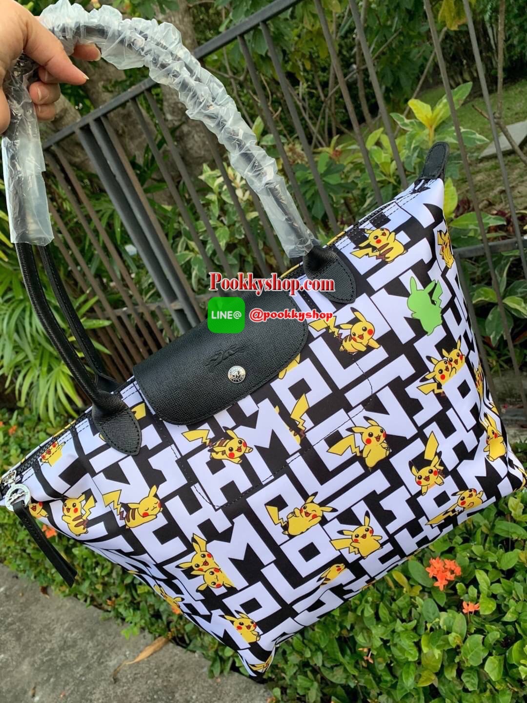 LONGCHAMP X POKÉMON SHOULDER BAG เพราะรู้ว่า &quot;เลอ ปลิยาจ&quot; (Le Pliage) เป็นกระเป๋าไอคอนิคยอดนิยมของคนทุกเพศทุกวัย ไม่ว่าจะเป็นคนธรรมดาหรือเซเล็บ ลองฌอมป์ก็เลยจัดให้ &quot;ปิกาจู&quot; ไปวิ่งเล่นอยู่บนกระเป๋าที่ออกมาเป็นซีรีส์ซะเลย และยังคงความ Le