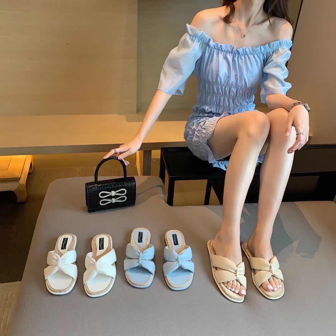 งานใหม่ พร้อมส่ง งานสวยๆพร้อมเสิร์ฟจ้า ตัวนี้ห้ามพลาด รองเท้ามาใหม่ งานหนังนิ่มมากคะ ทรงสวย แมตช์กับกางเกง👖หรือกระโปรง👗ก็ได้ค่ะ ใส่สบาย แม่ค้าคอนเฟริม เหมาะกับซัมเมอร์ช่วงมากเลยค่า ☀️🌊สาวๆห้ามพลาดนะคะ อย่าช้ารีบเลย🔥