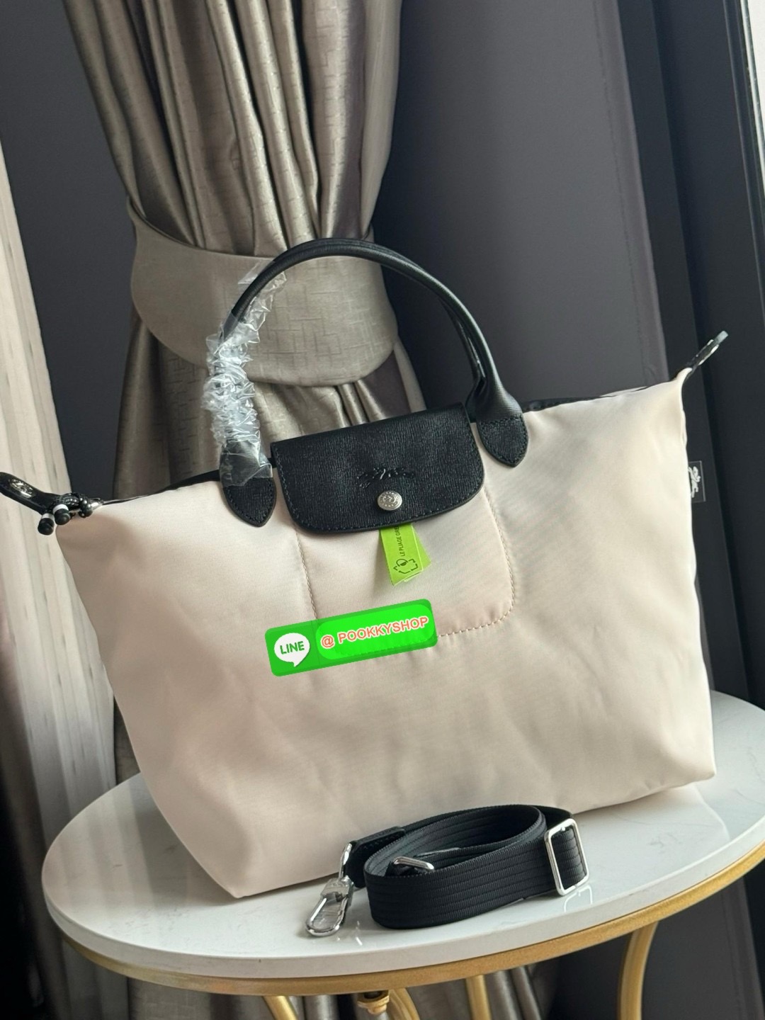 Large Longchamp LE PLIAGE ENERGY L HANDBAG LE PLIAGE รีไซเคิล ECONYLสไตล์สปอร์ต ทันสมัย และใช้งานได้จริง น้ําหนักเบา กระเป๋าใบนี้เป็นเครื่องประดับที่มีเสน่ห์ในอุดมคติที่จะติดตามคุณในทุกกิจกรรมยามเย็นของคุณ มาพร้อมกับสายสะพายไหล่ปรับได้ สามารถพกพาได้ ทั้งแ