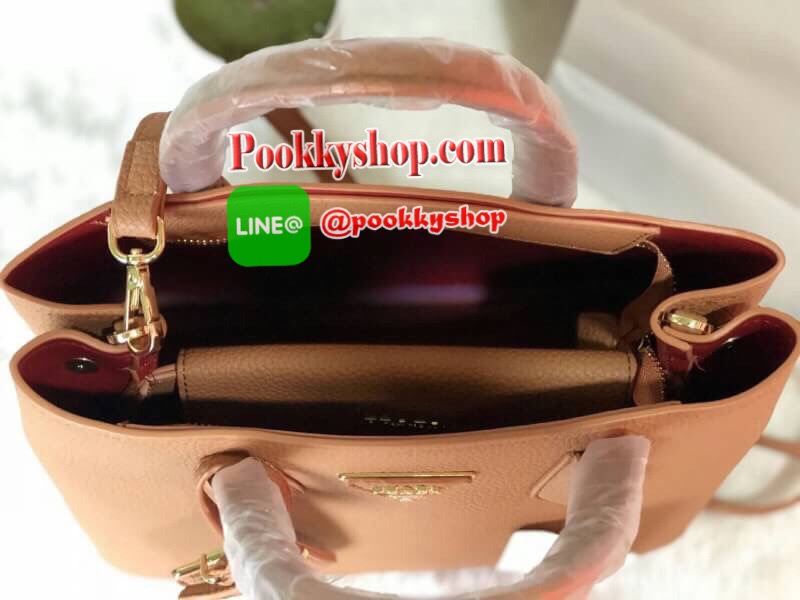 จากแบรนด์ PRADA กระเป๋าหนังลายลิ้นจี่ เคลือบกันน้ำและกันรอยขูดขีด ดูแลง่าย ป้องกันรอยขูดขีดได้ดี ปรับขยายข้างได้ เปิดปิดด้วยซิป ใบนี้มีสายยาวให้คะ เลิศมาก สะพายเป็น shoulder bag ได้เลย ขนาดกำลังดีตัวกระเป๋าไม่หนักมาก ใส่ ipad ของใช้จุกจิกได้หมด จุของได้เย