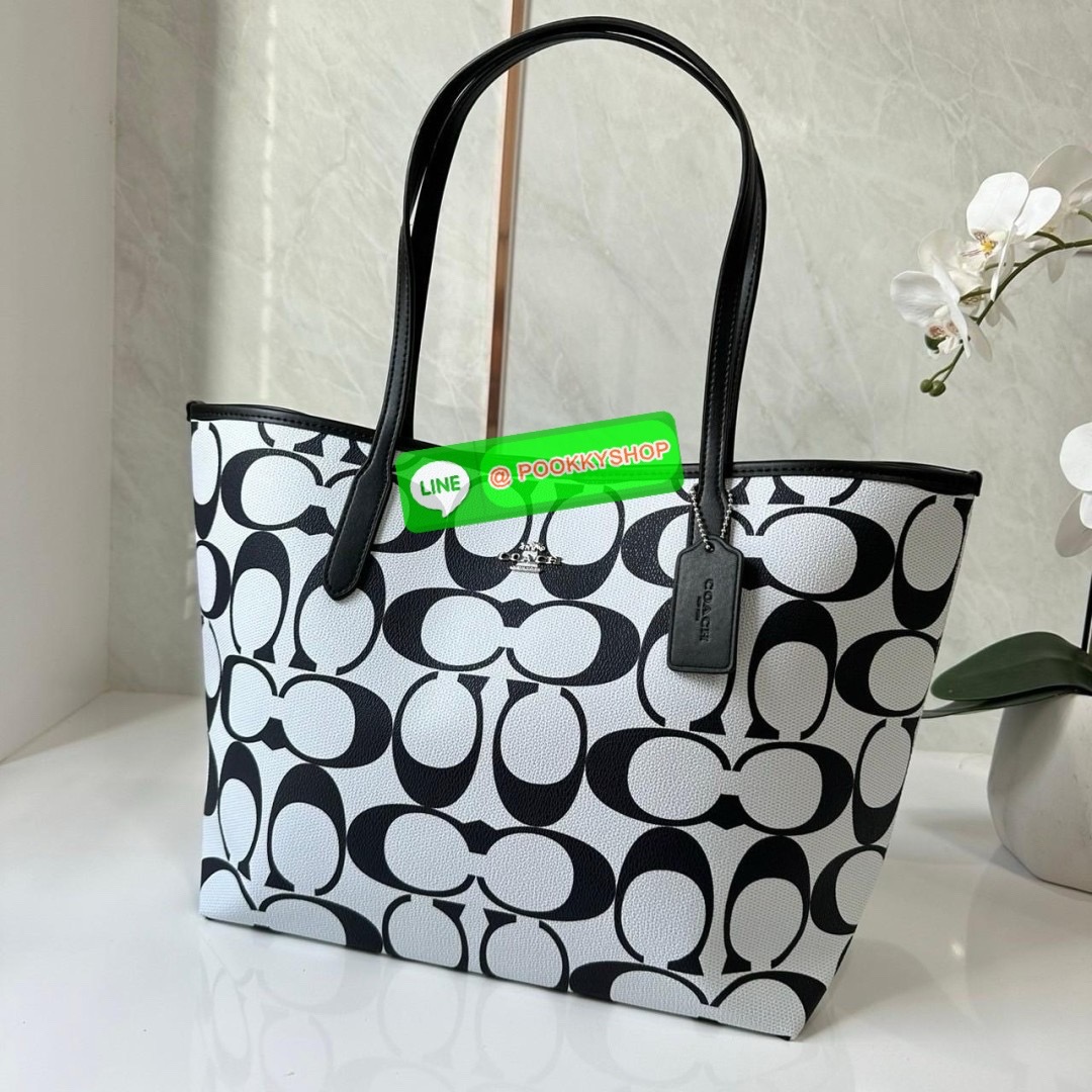 CITY TOTE IN SIGNATURE CANVAS (COACH CP072) 🔖กระเป๋าถือ/คล้องไหล่ทรงโท้ท 🔖วัสดุแคนวาสสลับหนังแท้ 🔖เปิด-ปิดด้วยกระดุมแป็ก ภายในเป็นช่องโล่ง มีช่องซิป1ช่อง 🔖หูหิ้วในตัว