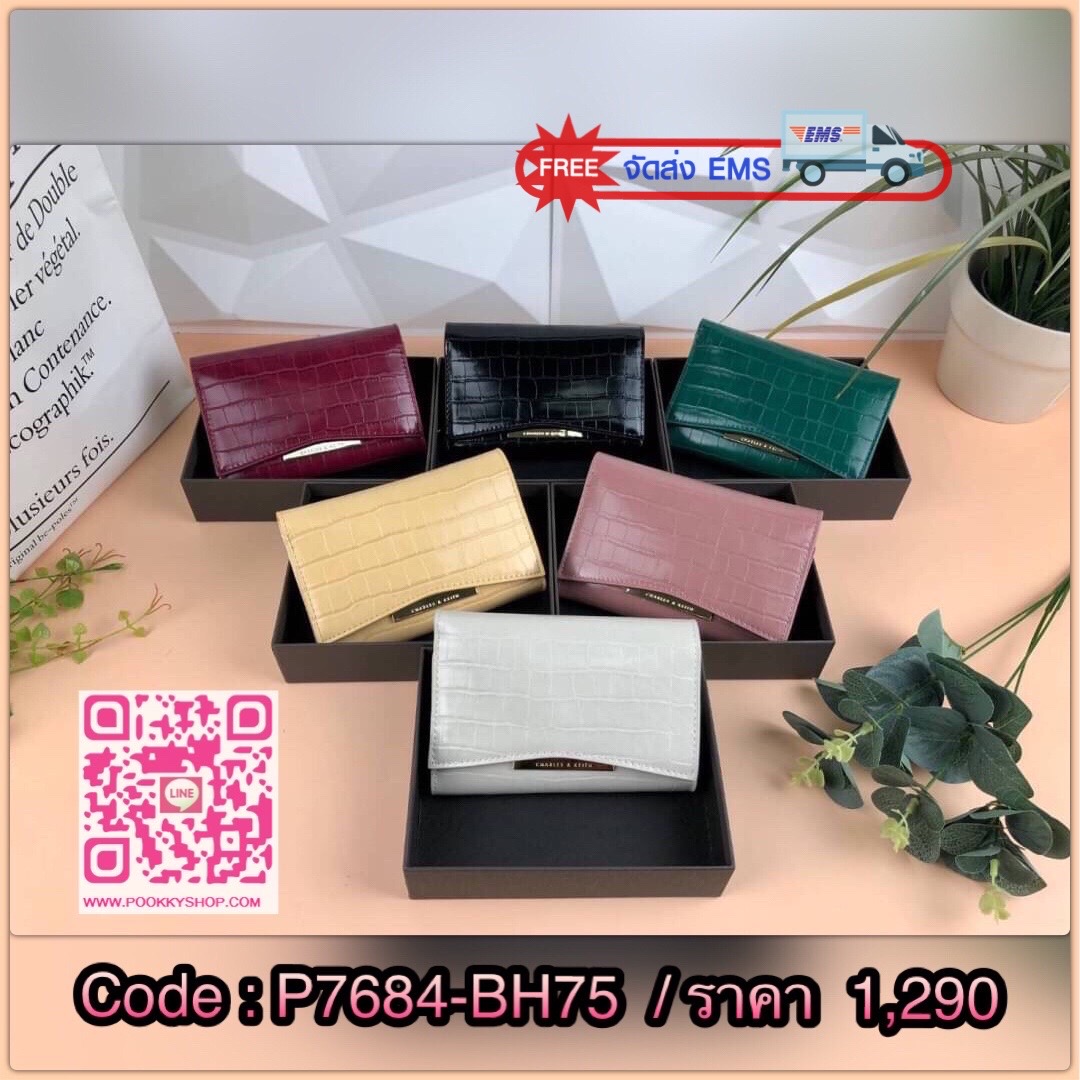 CHARLES & KEITH CROC-EFFECT V-CUT FRONT FLAP WALLET กระเป๋าเงินใบกลางแบบ3พับ รุ่นใหม่ล่าสุด เปิดปิดแบบกระดุมแม่เหล็ก ด้านในมีช่องซิปเล็กใส่เหรียญ ช่องการ์ด 7 ช่องและช่องใส่รูป มีช่องตามยาว 2 ช่อง ใส่ธนบัตรได้ตามยาว ไม่ต้องพับเลยค่า รุ่นนี้จับกระชับมือ ขนา