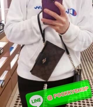 COACH TECH WALLET IN COLORBLOCK SIGNATURE ((C2874)) ✔️กระเป๋าเงินใบยาว หนังแท้ พร้อมสายคล้องมือในตัวค่ะ ✔️เปิดปิดด้านหน้าแบบฝากระดุม ภายในมีช่องใส่ธนบัตร2ช่อง ;สามารถใส่มือถือ iphone 10 xs max ได้เลยค่ะ ✔️มีช่องเสียบธนบัตร7ช่อง;พร้อมช
