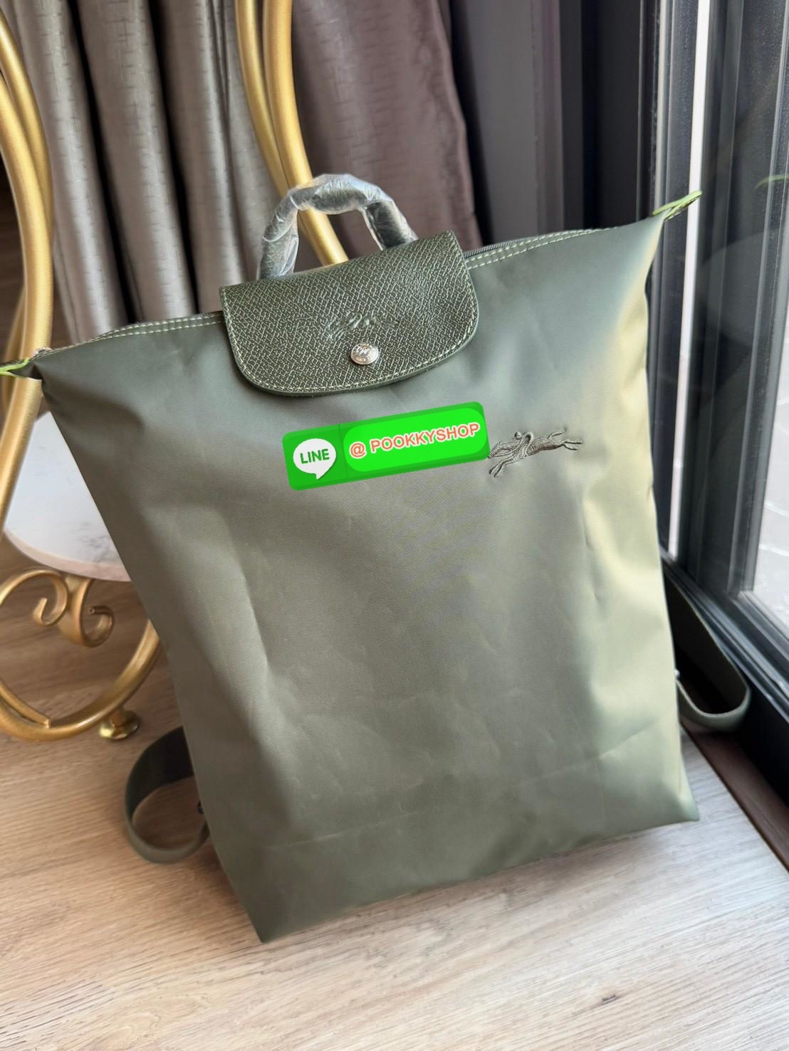 💕LONGCHAMP LE PLIAGE M BACKPACK กระเป๋าเป้น้ำหนักเบาพิเศษนี้ผลิตจากผ้าใบไนลอนรีไซเคิลที่ทนทานและพับเก็บได้ เหมาะสำหรับทุกโอกาส การออกแบบอเนกประสงค์และมีพื้นที่ภายในกว้างขวางที่สามารถเก็บแล็ปท็อปหรือโน๊ตบุ๊กได้ ในขณะที่สายสะพาย ปรับระดับได้ แมตช์ได