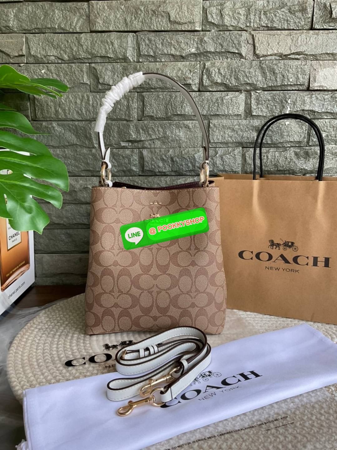 COACH SMALL TOWN BUCKET BAG IN SIGNATURE CANVAS รุ่น 2312 Collection บักเก็ตคลาสสิค รุ่นยอดนิยม กำลังมาแรงมากๆ กระเป๋าสะพายไหล่ และ Cross Body วัสดุหนังแคนวาสอย่างดี มาพร้อมสายสะพายสะพายไหล่ถอดออกไม่ได้ / สายสะพายยาว สายถอดออกได้ มี 3 ช่องใช้งาน