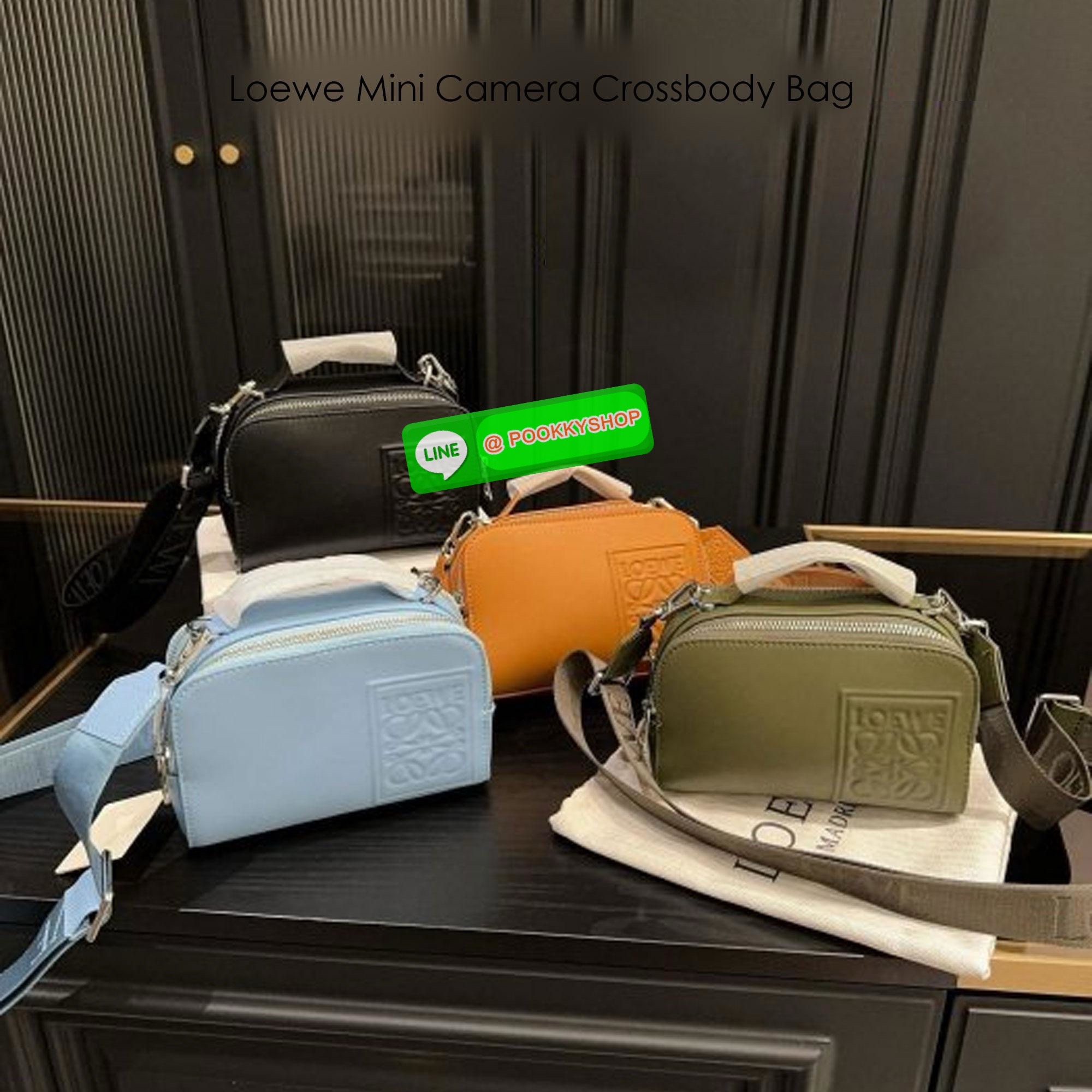 🕊️ พร้อมส่ง | Loewe Mini Camera Crossbody Bag กระเป๋าสะพายทรงกล่อง เรียบหรูเป็นเอกลักษณ์ อย่างแท้จริง ปั้มโลโก้โดดเด่นสีเดียวกับพื้นหนัง ให้ความรู้สึกเรียบง่ายแต่แฝงความคลาสสิกในตัว เรียกได้ว่าไม่ซ้ำใคร!! สวยอยู่ทรง เปิด-ปิดกระเป๋าด้วยซิป มาพร้อมส