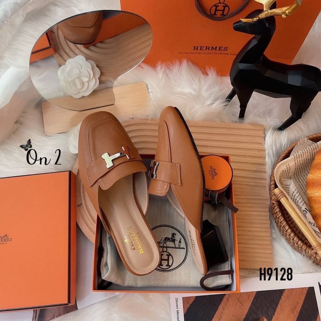 HERMES รองเท้าทรง slipper หน้าH สีเงินสวยหรู ทรงสวยอัพลุคให้ดูแพง ดูดี เสริมส้นเล็กน้อยสูง4cm.หนังนิ่มใส่สบายไม่กัดไม่บีบเท้าค่ะ