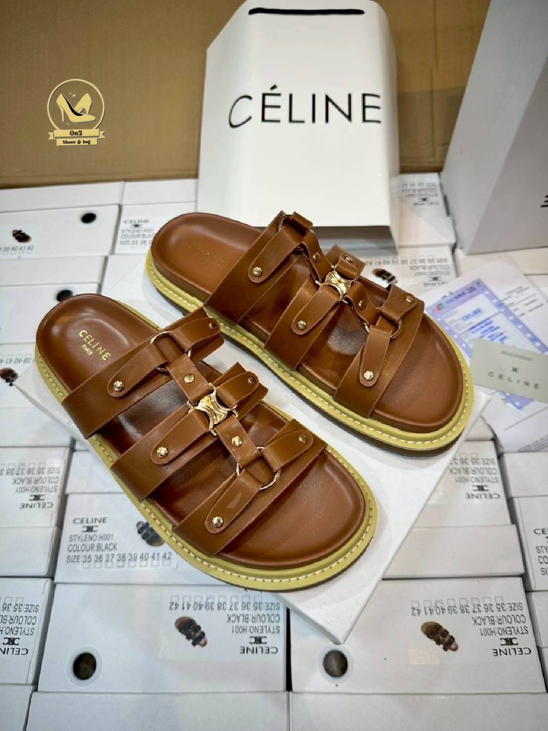 รองเท้าแตะเสริมส้ Celine ดีไซน์ที่ดูหรูหราและทันสมัย เน้นความเรียบง่ายและฟังก์ชันการใช้งานที่ดีเยี่ยม มีส้นเล็กน้อยออกแบบให้ดูทันสมัยและสามารถสวมใส่ได้ทั้งในโอกาสทางการและไม่เป็นทางการสายรัดข้อที่สามารถปรับให้กระชับพอดีกับขา ช่วยเพิ่มความมั่นคงและไม่ลื่นไ