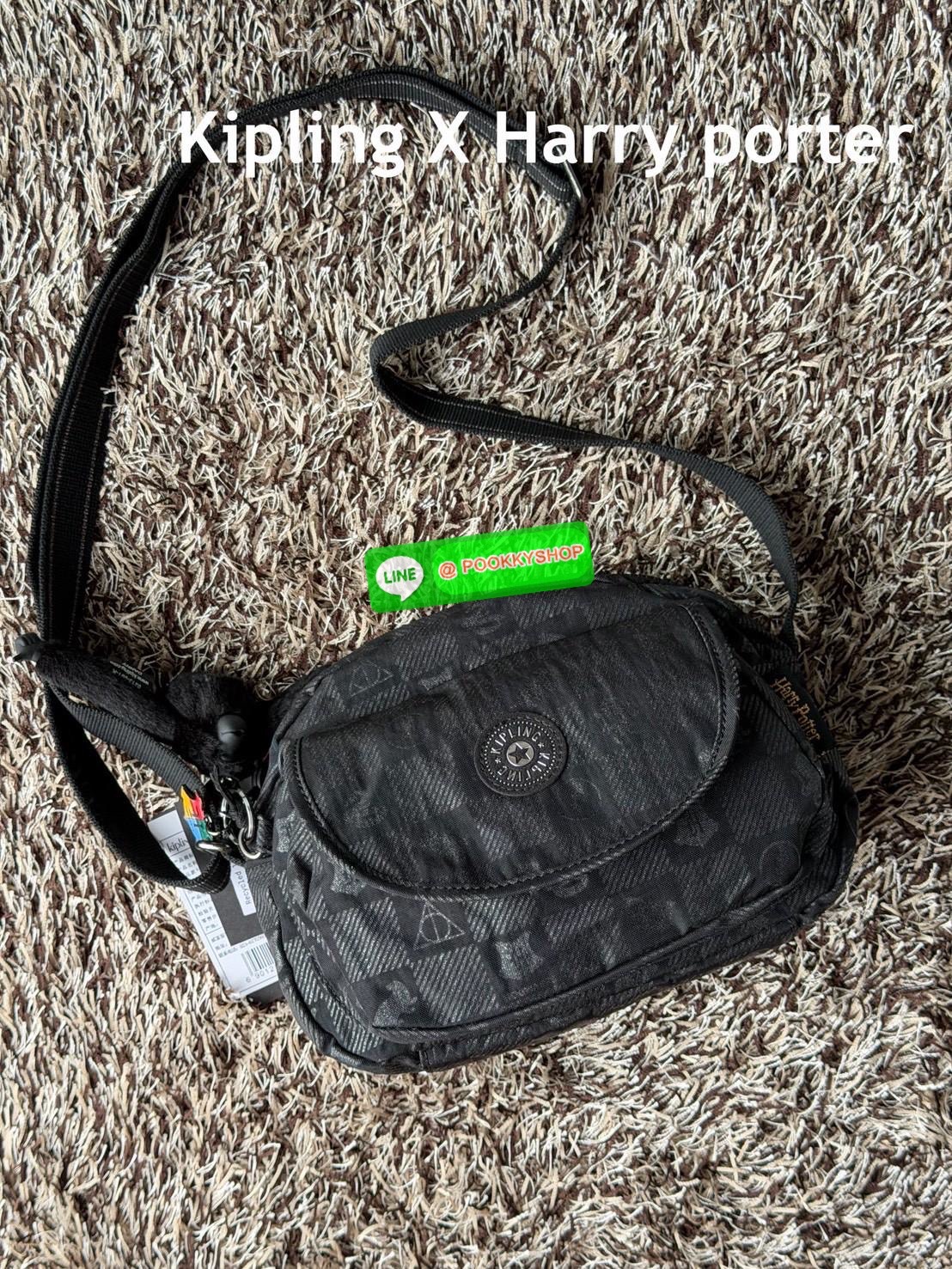 💕 Kipling X Harry porter crossbody bag ท่องโลกเวทมนตร์ไปกับไอเทมกระเป๋าของ Kipling กับคอลเลคชั่นใหม่ Kipling x Harry Potter ไอเทมเวทมนตร์และลวดลายที่เป็นเอกลักษณ์เฉพาะตัว คอลเลกชั่นนี้โดดเด่นด้วยผ้าไนลอนเอกลักษณ์ของ Kipling สีดำ Magical Black ที่อ