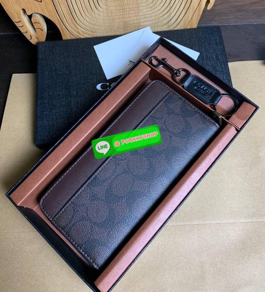 COACH ACCORDION ZIP WALLET IN SIGNATURE CANVAS กระเป๋าสตางค์ใบยาว ซิปรอบ ใช้งานง่าย ด้วยฟังค์ชั้น ด้านใน ใส่บัตรได้จุใจ มีช่องซิปใส่เหรียญตรงกลาง โดนใจหลายๆคนไปเรียบร้อยและคลาสสิค เรียบหรูดูแพงตลอดกาล ยกให้รุ่นนี้เลย