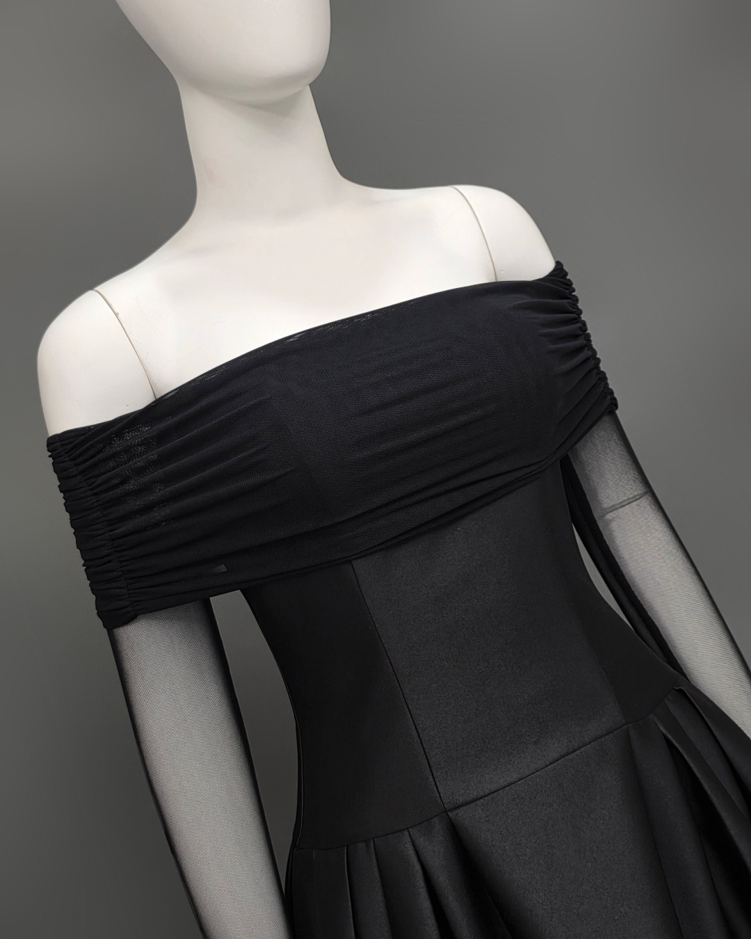 เดรสแฟชั่น เดรสเสื้อแขนยาวเปิดไหล่ กระโปรงยาวคลุมเข่า แขนเสื้อซีทรู