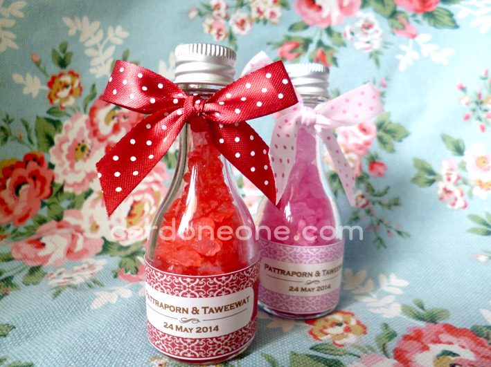 ของชำร่วยน้ำตาลกรวจ ของชำร่วยน้ำหวาน ของชำร่วยน้ำผึ้ง ใส่ขวดเหล้าผูกโบว์
