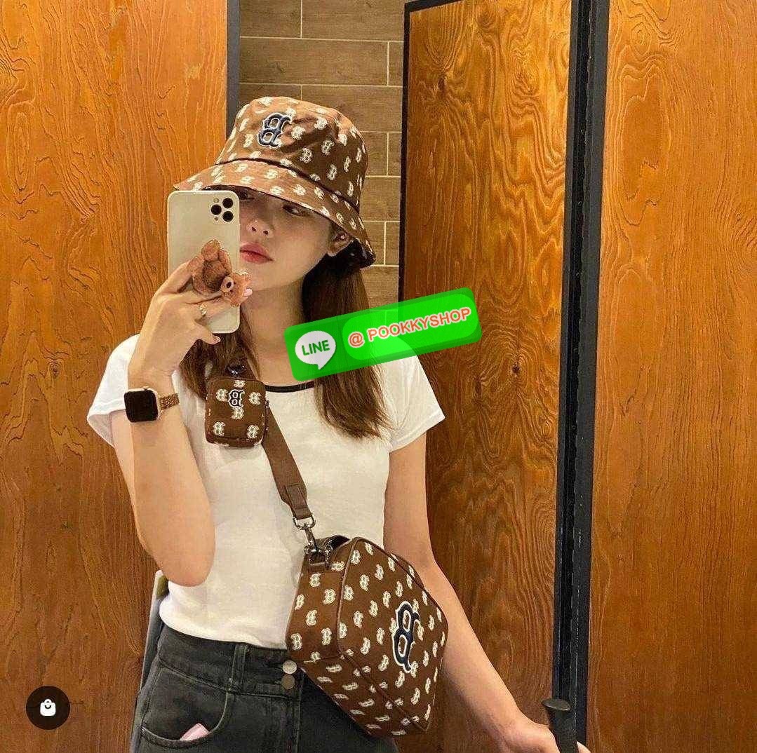 MLB JACQUARD MONOGRAM CROSSBODY BAG ฉุดไม่อยู่ ดาเมจแรงมาก!! กับกระเป๋าครอสบอดี้ ที่สายเกาต้องมี!! ดีไซน์ลวดลายโมโนแกรมเอกลักษณ์ ลงบนผ้า jacquard ได้อย่างลงตัวและสวยงาม เปิด-ปิดด้วยซิป ภายในโล่งกว้าง จุของสบายๆ มาพร้อมใบลูก และสายสะพายข้าง ให้ความคล่องตัว