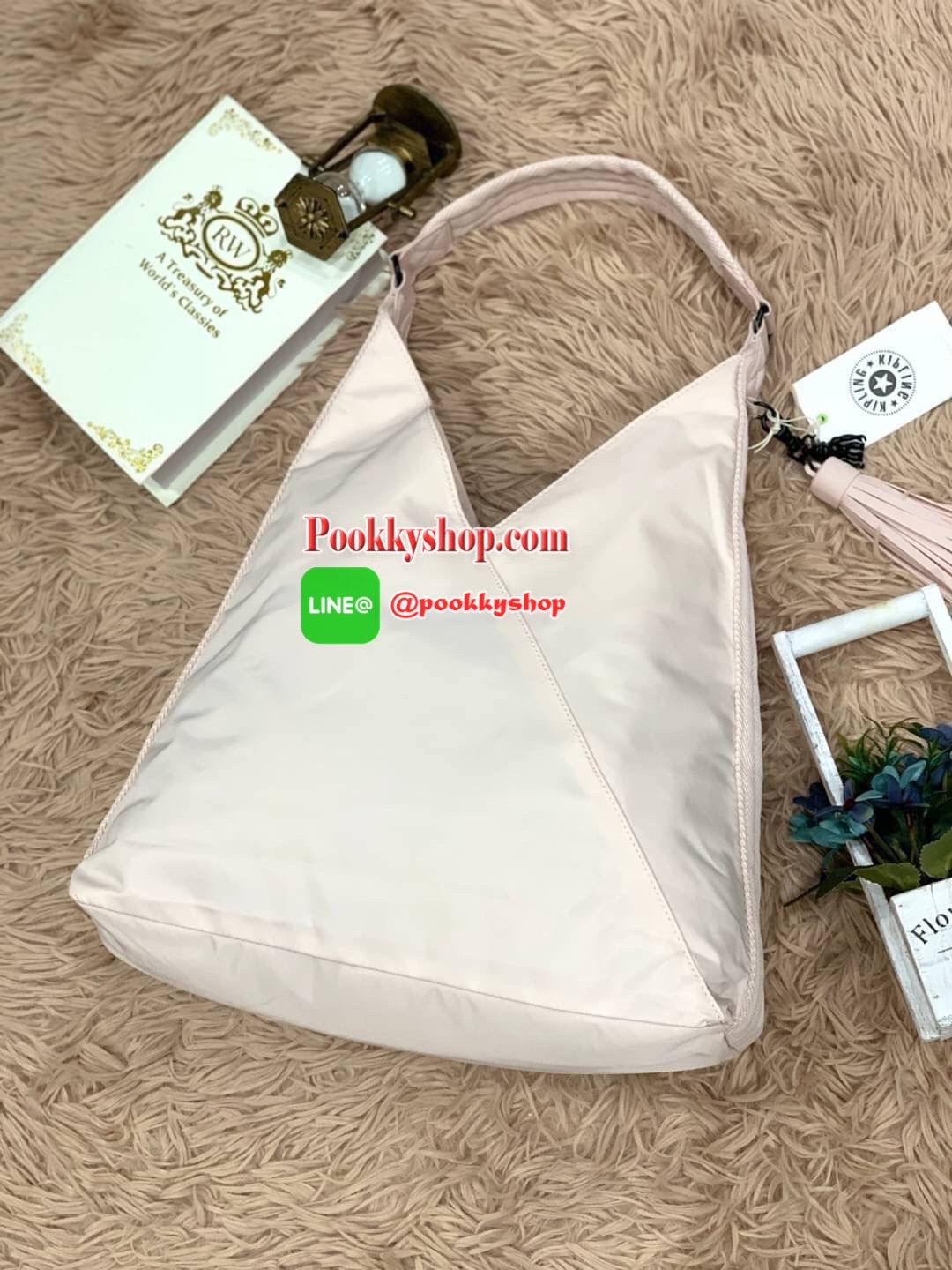 Kipling OLINA Medium Tote Bag Rose Bag คอลเลคชั่นใหม่จาก Paka Premium กระเป๋าถือหรือคล้องบ่าขนาดกลาง วัสดุ Polyester100% อะไหล่สีRose goldทั้งหมดรวมถึงเจ้าพวงกุญแจmonkeyและพู่หนังrubber เพิ่มความหรูหรา คอลเลคชั่นนี้เน้นความกว้างใส่ของได้อย่างจุใจ และยังมี