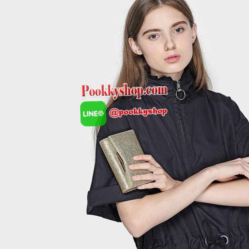 New!! Charles & Keith Front Flap Detail Wallet ด้านหน้าแต่งโลหะเหล็ก ปั๊มโลโก้แบรนด์ เปิด - ปิดด้วยกระดุมแม่เหล็ก ด้านในมีช่องใส่บัตร ช่องใส่รูป ช่องใส่ธนบัตร 2 ช่อง และช่องซิปใส่เหรียญ