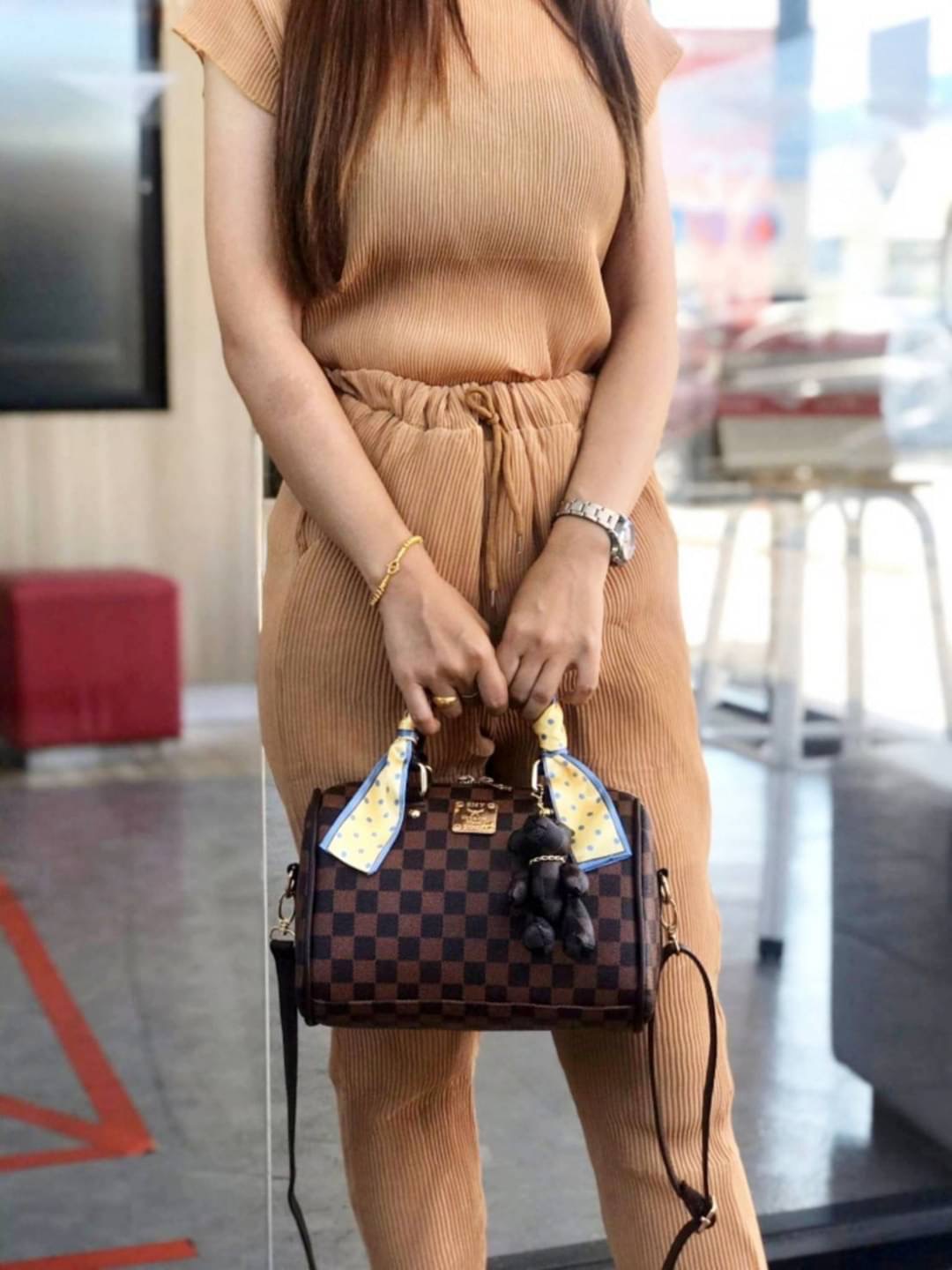 MS048 Be Bear Style My Fashion Bag หมีหมอนใหม่ !! มาแล้วค่าา ไฉไลสุดๆกับกระเป๋า shumiya ทรงหมอนสุดฮิตใบนี้ ด้านหน้าติดโลโก้แบรนด์อย่างดี มาพร้อมผ้าพันหูสุดน่ารัก ขนาดกระทัดรัดกำลังพอดี ได้ลุคคุณหนู cute สุดๆค่ะ !!! คล้องแขนได้ สะพายข้างได้ มีสายสะพายยาวถอ