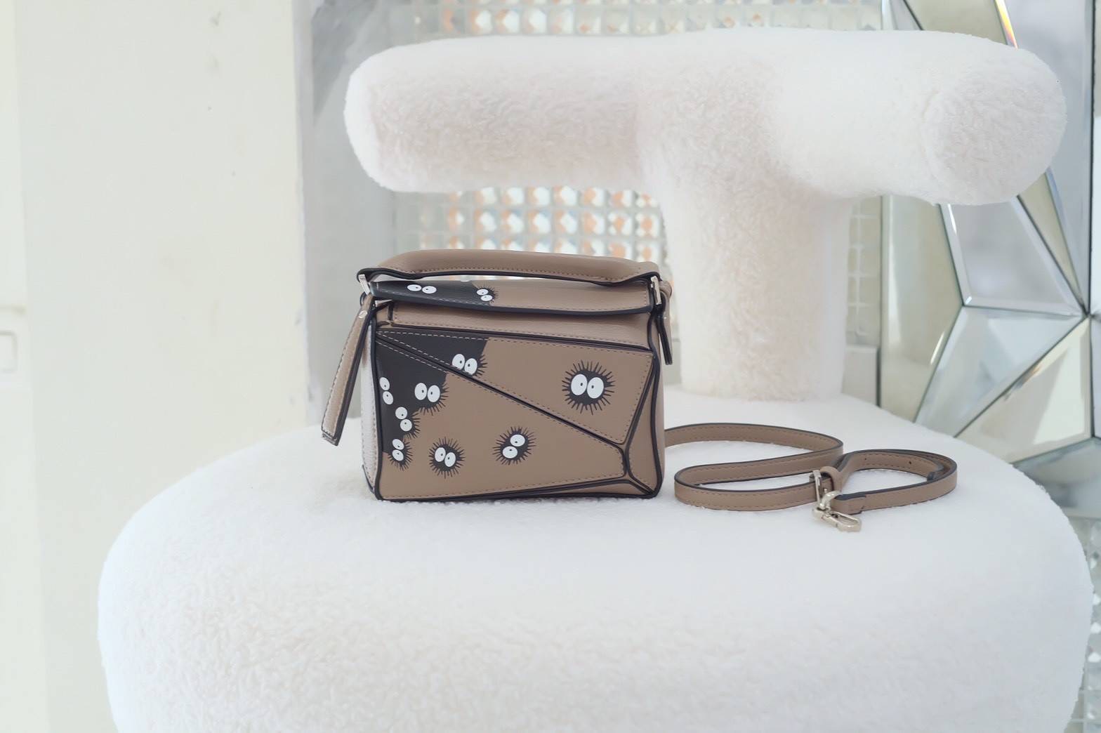 น่ารัก..ไม่ไหวแล้ว LW mini puzzle เห็นแล้วใจหวั่นไหว น่ารักอะไรขนาดนี้ ย่อส่วนได้สมบูรณ์แบบสุดๆ ลงตัวทุกอย่าง ใส่โทรศัพท์ iplus ได้สบายๆ ยังเหลือเนื้อที่ใส่ของได้อีกเยอะ รีบเลยน้า สวยๆทุกสี