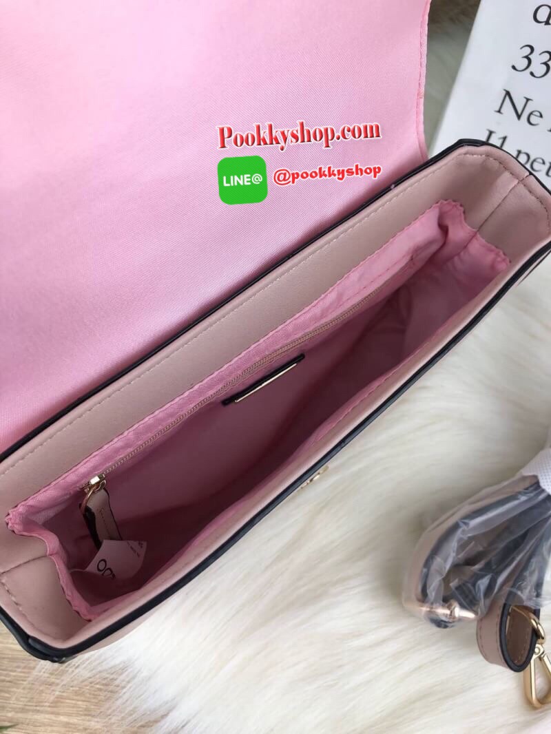 New!! ALDO FLORAL CROSSBODY BAG กระเป๋าทรงสวย ว่างอยู่ทรง เล่นสีตัดกันสวยงามและปักลาวลายดอกไม้สุดหวานอย่างลงตัว ด้านหน้าแต่งโลหะคล้ายเต้ากุญแจ เปิดปิดด้วยกระดุมแม่เหล็ก ด้านในมีช่องซิป 1 ช่อง มาพร้อมสายสะพายยาวถอดและปรับสายได้ รุ่นนี้คือน่ารักมากๆ แนะนำเล