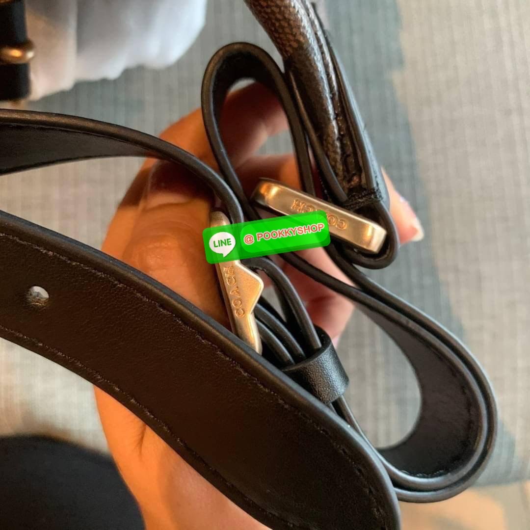 COACH F48740 BELT BAG IN SIGNATURE CANVAS กระเป๋าคาดอกทรง Unisex ทรงโดมรุ่นยอดฮิตไม่มีตกเทรน สวยเท่ทุกสี วัสดุหนังแคนวาสเคลือบคุณภาพดีตัดหนังแท้ ทนทาน ใช้งานง่าย ภายในเป็นช่องโล่ง ใส่ของได้เยอะ หยิบจับได้สะดวก ใช้ได้ทั้งชายและหญิง ใบจริงสวยไม่ผิดหวังคะ