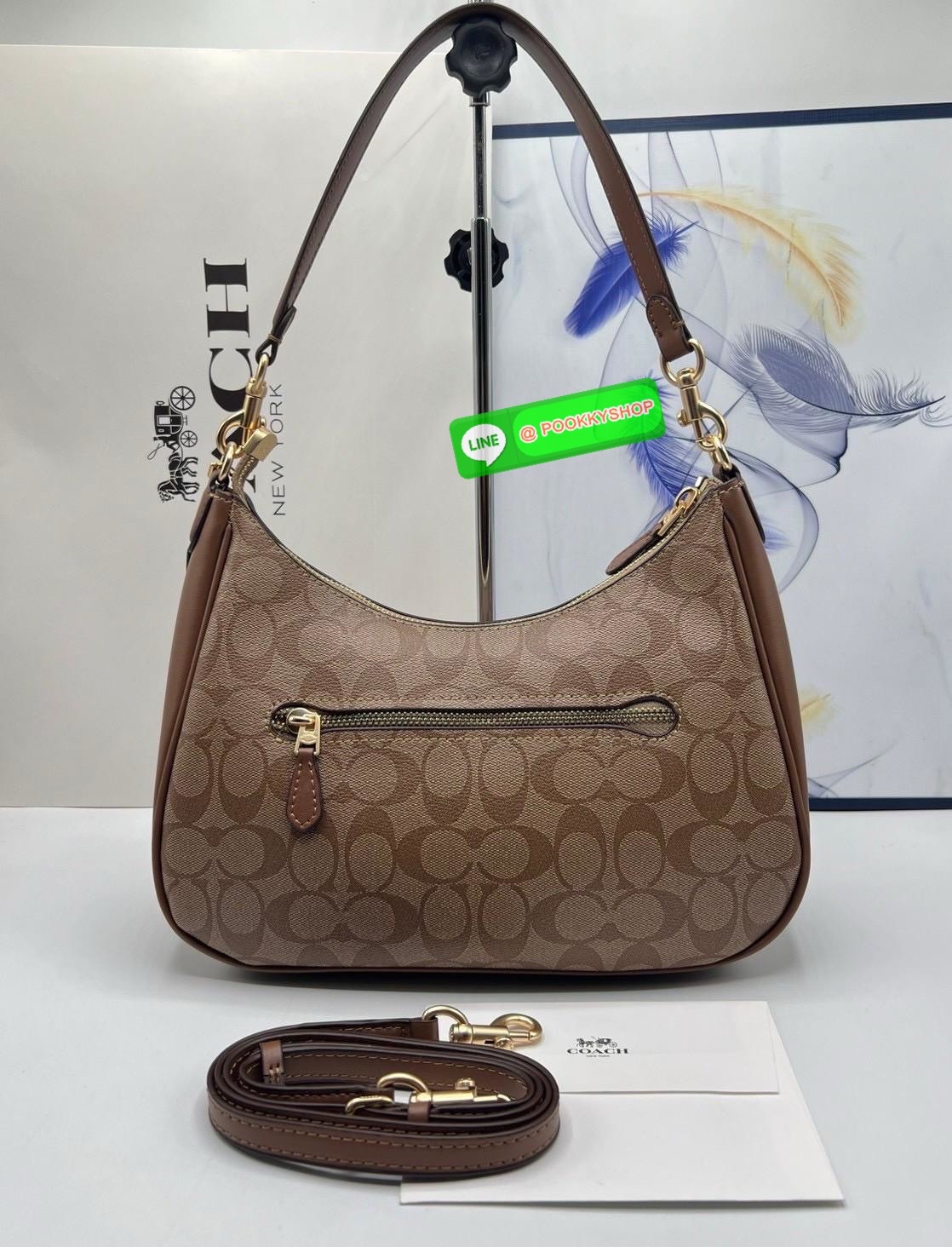 Coach Teri Hobo In Signature Canvas กระเป๋าคล้องไหล่และสะพายข้าง วัสดุแคนวาส+หนังแท้ เปิด-ปิดกระเป๋าแบบซิป ภายในโล่ง มีช่องซิป1ช่อง ช่องใส่ของจุกจิกอีก1ช่อง ด้านหลังมีช่องซิป1ช่อง มีสาย2เส้น สำหรับคล้องไหล่และสะพายข้าง