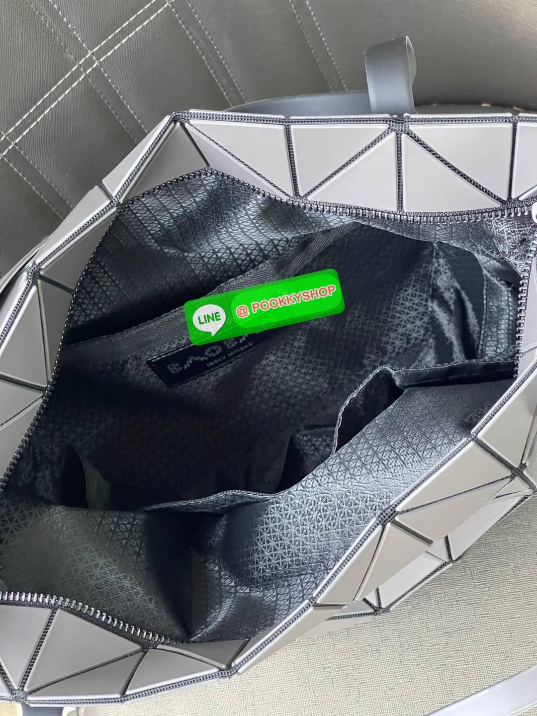 Bao Bao Issey Miyake ROCK MATTE ซีรีส์นี้จะเป็นทรงสี่เหลี่ยมผืนผ้า มีซิปปิดด้านบน ถือเป็นรุ่นที่เหมาะกับการใช้งานในชีวิตประจำวัน สามารถพับมุมและบริเวณด้านล่างของกระเป๋าเพื่อเพิ่มความสะดวกสบายในการใช้งาน ทั้งยังช่วยให้วางกระเป๋าในแนวตั้งได้อีกด้วย แผ่นต่อส