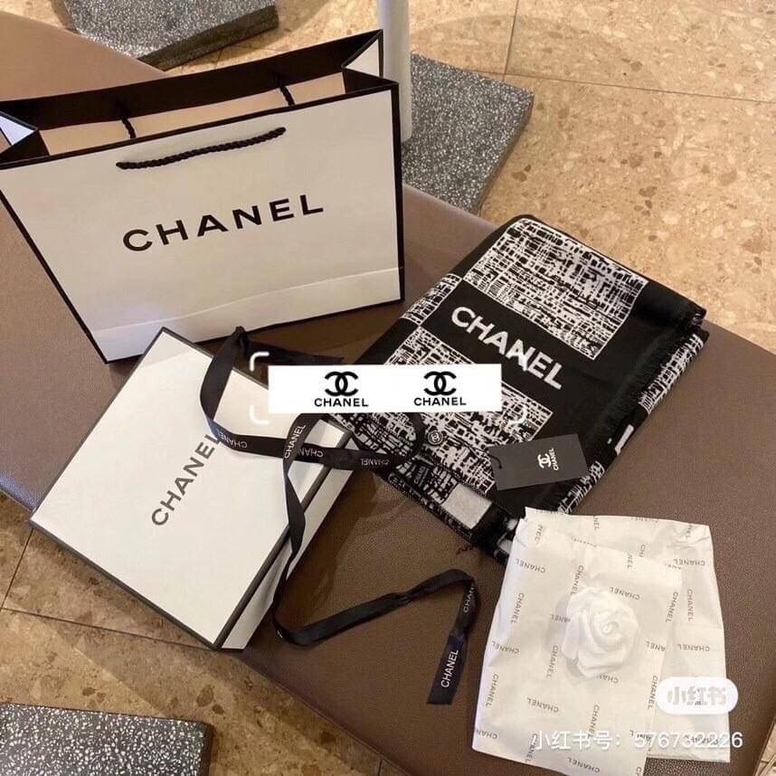 Chanel Shawl Wrap Scarf (With Box) ผ้าคลุม ผ้าพันคอ เนื้อนุ่ม Chanel VIP Premium Gift มาพร้อม กล่องแบรนด์ กระดาษของขวัญแบรนด์ ถุงกระดาษแบรนด์ ริบบิ้น ดอกคามิเลีย จะซื้อใช้เอง ก็ควรมีติดตู้ หรือ เป็นของขวัญก็เหมาะสุดๆ ไปเลยค่า
