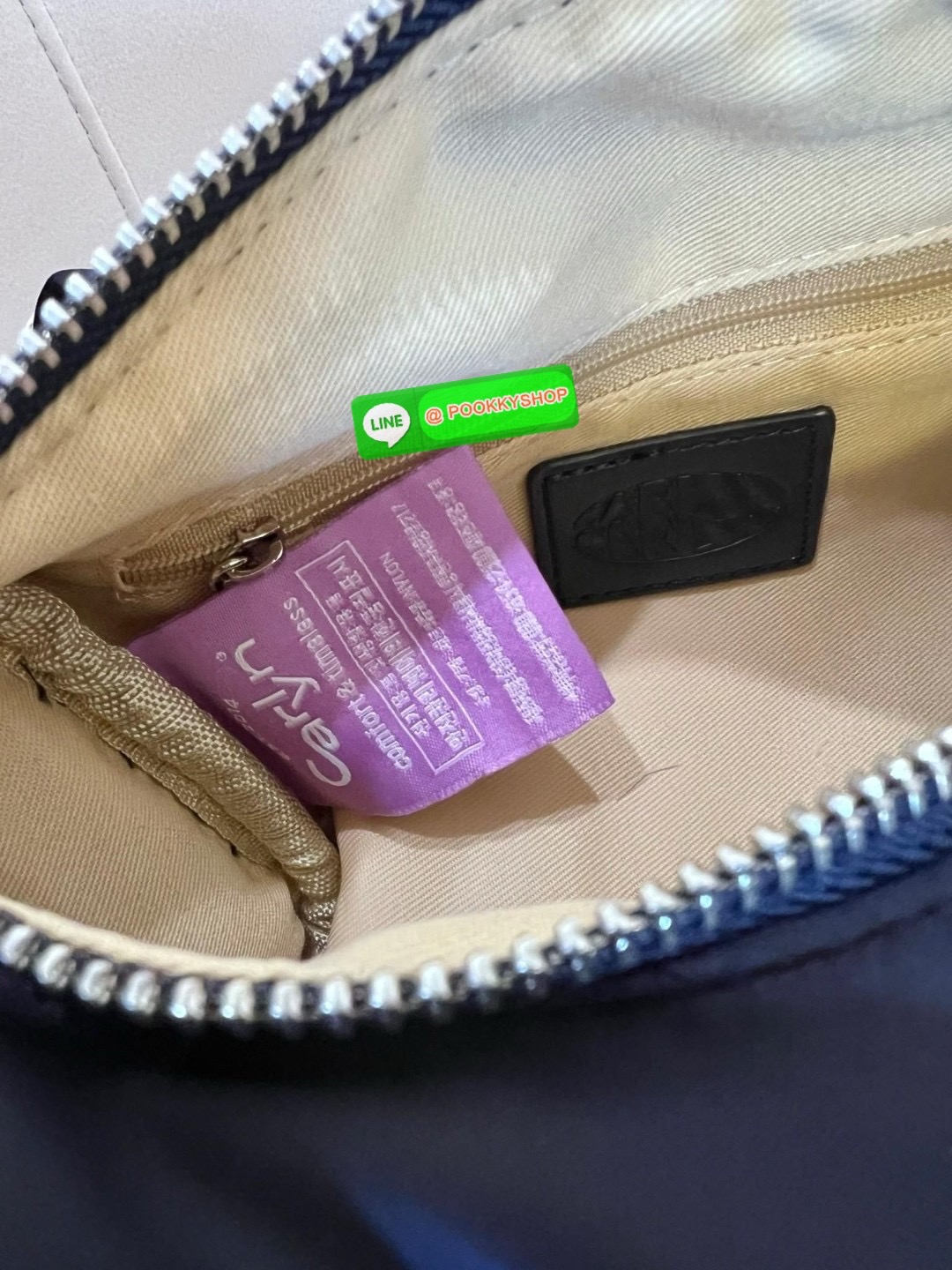 NEW ARRIVAL! น้องใหม่ล่าสุด มีความน่ารักไม่ไหวค่าสาวๆ CARLYN TIA MINI BAG พร้อมส่ง! สุดคิ้วท์ไปกับน้องสไตล์สายเกากันค่า ด้วยดีไซด์ใหม่ วัสดุไนล่อนอย่างดี ปักลายแบรนด์ทั้งใบสวยงาม