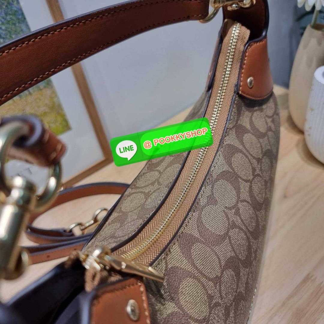 COACH CI791 MARA HOBO IN SIGNATURE CANVAS 🔆 Details รุ่นใหม่ พร้อมสีใหม่ก่อนใคร กับกระเป๋าสะพายทรงโฮโบ ใบใหญ่จุใจ ดีไซน์ออกมาให้รูปทรงดูหรู สุดพิเศษที่มีสายสะพายมาให้ถึง 2 แบบ เป็นสายสั้นสำหรับสะพายไหล่ และสายยาวสำหรับสะพายข้าง สามารถสลับใช้ได้ตาม