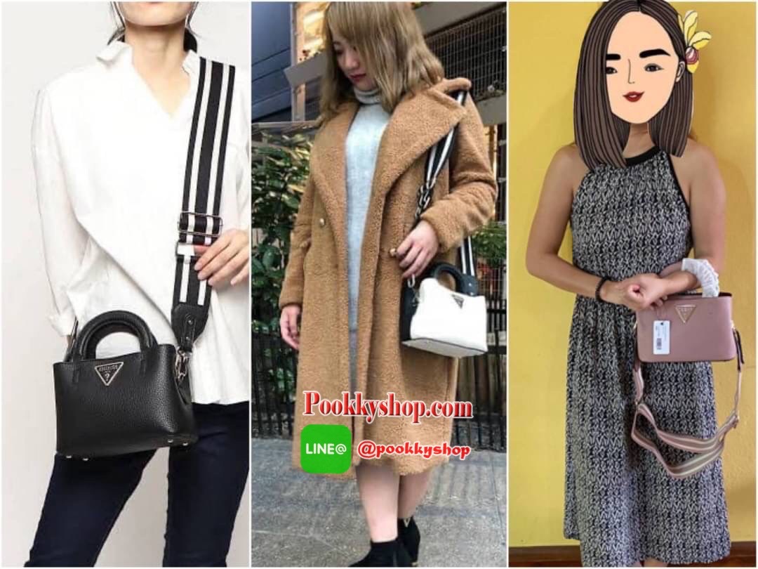 Guess Aretha Mini Satchel กระเป๋าขนาดกระทัดรัด วัสดุทำจากหนัง PU สังเคราะห์นุ่มมือมาก น้ำหนักเบา โลโก้แบรนด์สีทองด้านหน้าดูหรูหรา สายผ้าแคนวาสถอดได้ ด้านในแบ่งเป็นสัดส่วน มีซิป น่ารักมากๆค่ะรุ่นนี้