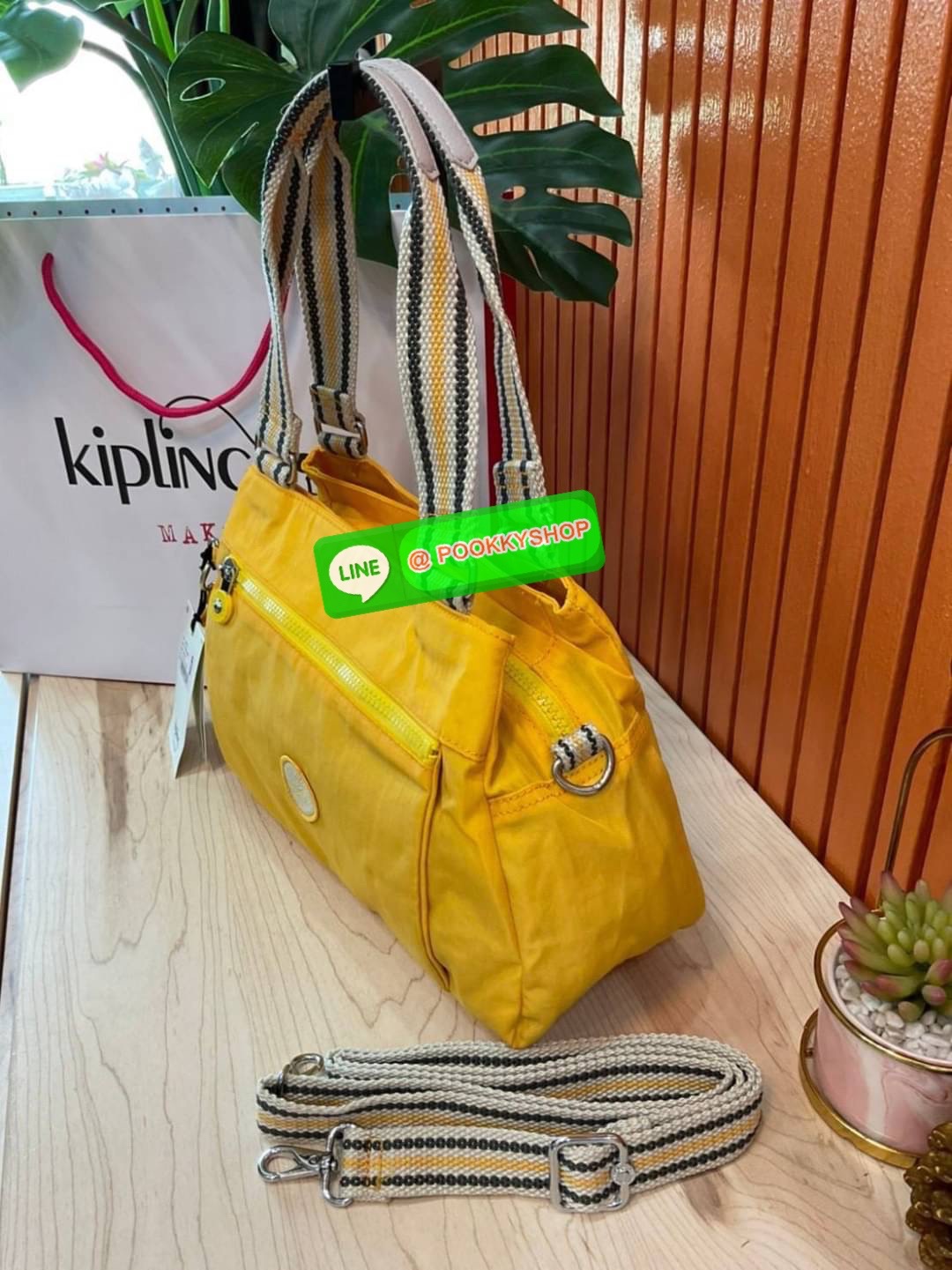 Kipling Damen Orelie Henkeltasche รุ่น K15257 กระเป๋าถือ/สะพาย Crossbody ขนาดกำลังดี หูกระเป๋ายาวสามารถคล้องบ่าได้ วัสดุpolymode100% ผ้ากันน้ำ กระเป๋ามีน้ำหนักเบา มีช่องซิป ด้านหน้า และ ด้านหลัง ภายในแบ่งเป็น 3 ช่องหลักใช้งาน ช่องซิปกลางแยกเป็นสัดส่วน จุข