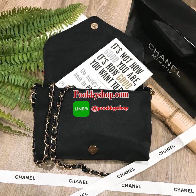 ห้ามพลาดรุ่นใหม่ล่าสุด! Chanel Envelope Cosmetic Bag With Chain VIP Gift With Purchase (GWP) พรีเมี่ยมเเท้จาก Chanel Cosmetic Counter ดีไซน์รูปซองจดหมายวัสดุ Nylon&Polyester 100% อยู่ทรงสวยด้านหน้าประดับโลโก้แบรนด์วิ้งๆสวยหรูดูดี เปิดปิดด้วยฝาปิดพร้อมซิปแ