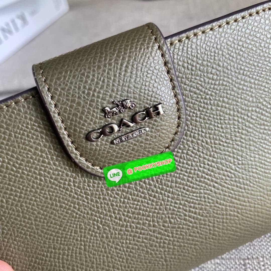 COACH 6390 MEDIUM CORNER ZIP WALLET กระเป๋าสตางค์ใบกลาง สีพื้นเรียบหรู วัสดุcrossgrain ภายในมีช่องใส่บัตรและธนบัตรได้ทุกชนิด มีช่องซิปใส่เหรียญ ขนาดกะทัดรัดพกพาง่าย คนชอบจัดระเบียบกระเป๋าสตางค์แนะนำเลยจ้า