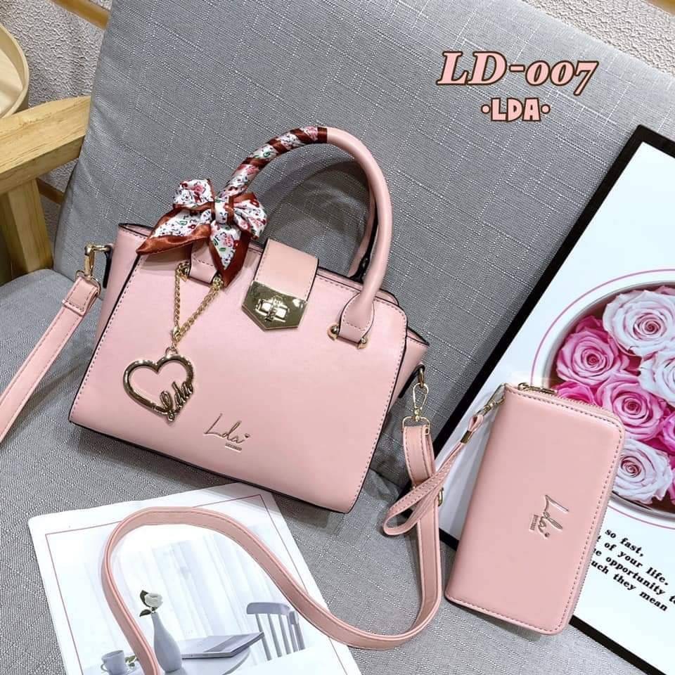 พร้อมส่ง งานเซต รุ่นขายดี New คอลเล็คชั่น LDA Set !! 2 ใบ สุดคุ้ม พร้อมส่ง กระเป๋าแบรนด์ LDA ของแท้100% รุ่นใหม่ล่าสุด งานสวยมาก มาพร้อมกระเป๋าสตางค์ ใบยาว ด้านหน้ากระเป๋าปั้มแบรนด์ ห้อยพวงกุญแจLDA แบบสวยเก๋ หนังเรียบหรูดูแพงค่ะ สีสวยละมุนทุกสี ขนาดกำลังพ