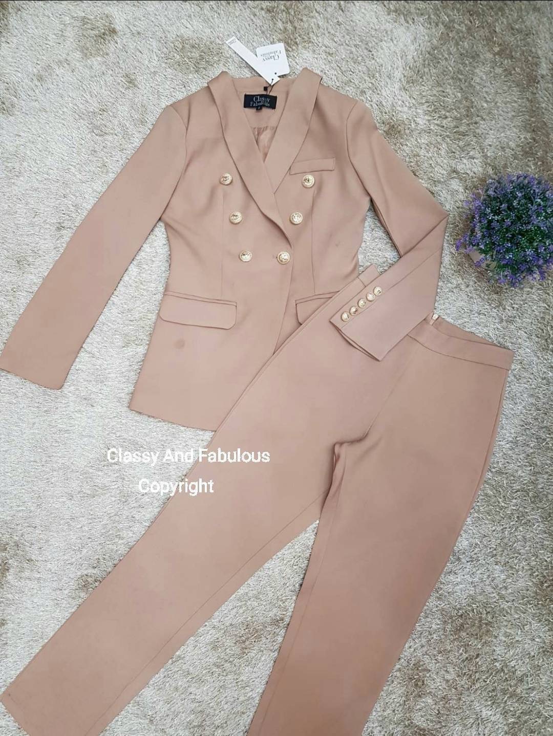 เสื้อสูท กางเกงขายาว เสื้อคอสูท ผ้าเรียบกระดุมทอง6เม็ด ปลายแขนก็ติดกระดุมเรียงมีกระเป๋าล้วงได้จิง ทั้ง2ข้าง มาพร้อมกางเกงขายาว ซิปหลัง เนื้อผ้าดีฝุดๆ ใส่แล้วหรูแบบเซเลบ มีความเกร๋ใส่ทำงานก็ได้ หรือใส่ได้ทุกโอกาส สาวๆต้องมีไว้นะคะเพราะผ้าเราดีจริงๆมากไม่ผิ
